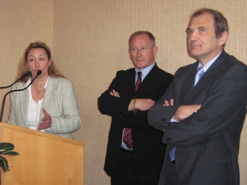 Caroline FOMBARON accueille François LOOS en présence du maire de MANSLE, Michel HARMAND